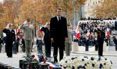 Le président Emmanuel Macron lors des cérémonies du 107e anniversaire de l'Armistice du 11 novembre 1918 devant l'Arc de Triomphe à Paris, le 11 novembre 2025 ( POOL / Benoit Tessier )
