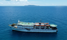 Photo aérienne prise le 30 mars 2026 du ferry Kalighat dans les eaux près de l'île Teressa, dans l'archipel indien des Andaman-et-Nicobar  ( AFP / Shubham KOUL )