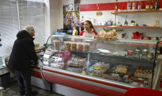Une cliente fait ses courses dans une épicerie du village de Chuprene, le 7 décembre 2025 en Bulgarie ( AFP / Nikolay DOYCHINOV )