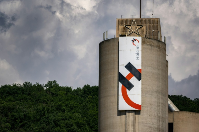 Un panneau d'affichage sur un silo de l'usine du géant suisse du ciment Holcim à Eclepens, dans l'ouest de la Suisse, le 11 juin 2023 ( AFP / Fabrice COFFRINI )