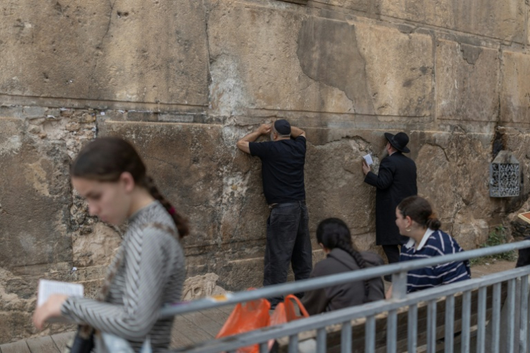 Israelis pray outside the Cave of the Patriarchs in the occupied West Bank city of Hebron on October 27, 2026 during Israel's legislative election.  ( AFP / Ilia YEFIMOVICH )