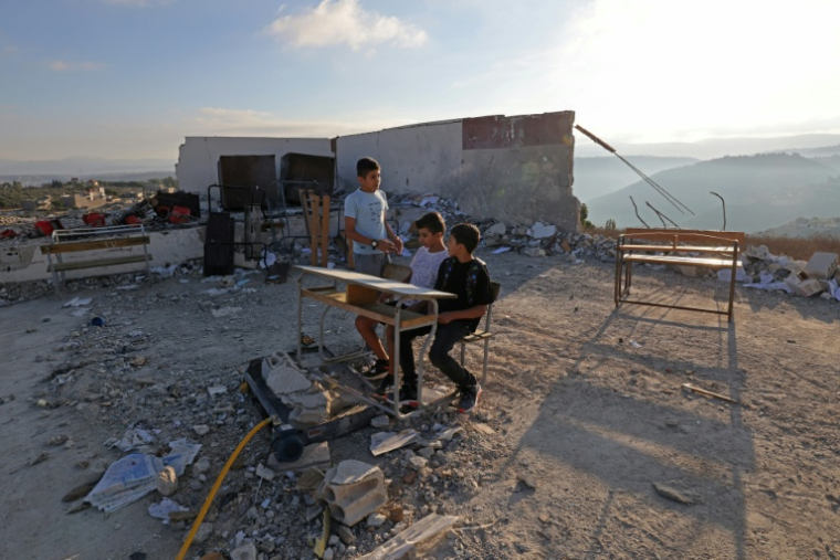 Des élèves devant la nouvelle école toujours en chantier de Borj Qalaouiyé, après la destruction du bâtiment précédent par une frappe israélienne, lors de la rentrée des classes dans le sud du Liban, le 24 septembre 2026 ( AFP / Anwar AMRO )