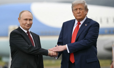 Vladimir Poutine et Donald Trump à Anchorage, aux États-Unis, le 15 août 2025. ( AFP / ANDREW CABALLERO-REYNOLDS )