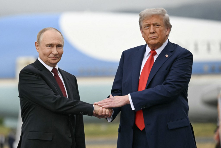 Vladimir Poutine et Donald Trump à Anchorage, aux États-Unis, le 15 août 2025. ( AFP / ANDREW CABALLERO-REYNOLDS )