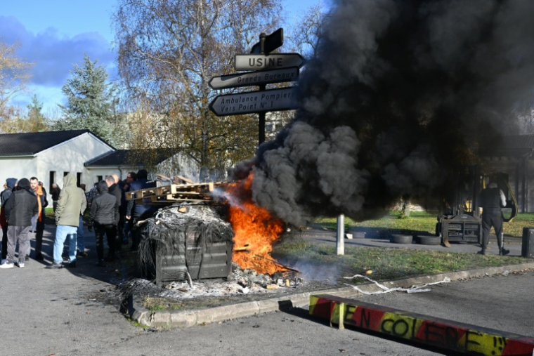 Des palettes en bois brûlent tandis que des employés de l'aciériste NovAsco attendent à Hagondange, le 17 novembre 2025 en Moselle, la décision du tribunal de commerce de Strasbourg ( AFP / Jean-Christophe VERHAEGEN )