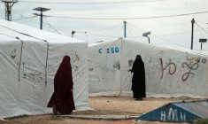 Des femmes se tiennent devant leurs tentes dans le camp de Roj, construit pour accueillir des proches de jihadistes présumés, dans le nord-est de la Syrie, le 5 octobre 2026 ( AFP / Delil SOULEIMAN )