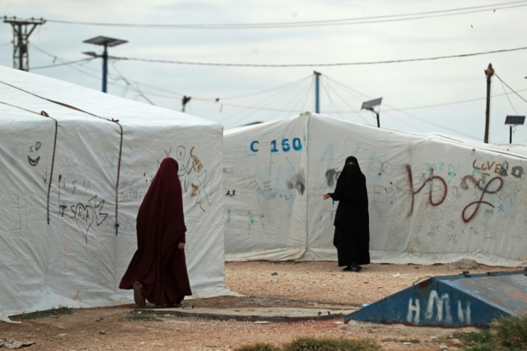 Des femmes se tiennent devant leurs tentes dans le camp de Roj, construit pour accueillir des proches de jihadistes présumés, dans le nord-est de la Syrie, le 5 octobre 2026 ( AFP / Delil SOULEIMAN )