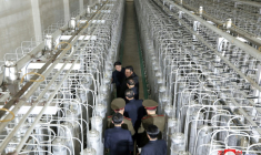 Photo non datée publiée par l'agence de presse officielle nord-coréenne Kcna via Kns, le 29 janvier 2025, du dirigeant nord-coréen Kim Jong-un (c) inspectant un site de production de matières nucléaires et un laboratoire d'armes nucléaires, dans un lieu non déterminé en Corée du Nord ( KCNA VIA KNS / STR )