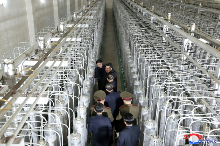 Photo non datée publiée par l'agence de presse officielle nord-coréenne Kcna via Kns, le 29 janvier 2025, du dirigeant nord-coréen Kim Jong-un (c) inspectant un site de production de matières nucléaires et un laboratoire d'armes nucléaires, dans un lieu non déterminé en Corée du Nord ( KCNA VIA KNS / STR )