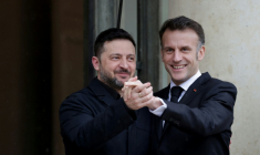 Le président français Emmanuel Macron (d) et son homologue ukrainien Volodymyr Zelensky sur le perron de l'Elysée, le 13 mars 2026 à Paris ( AFP / Ludovic MARIN )