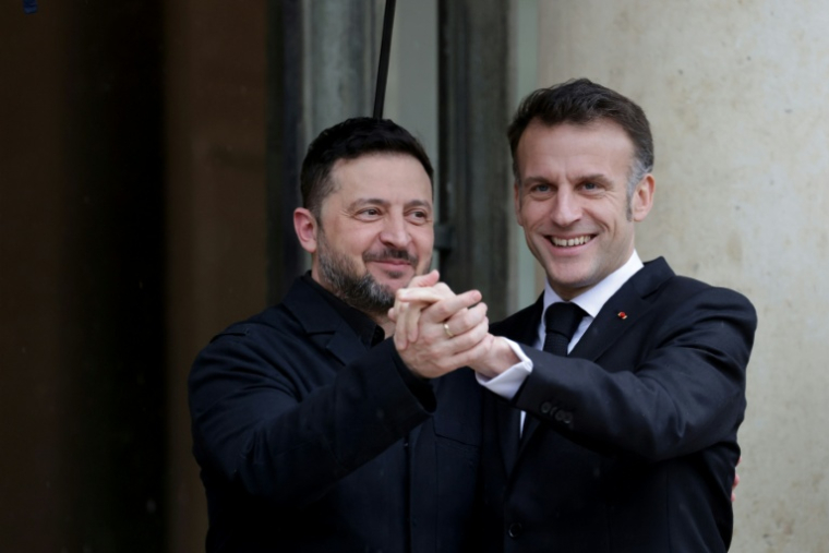 Le président français Emmanuel Macron (d) et son homologue ukrainien Volodymyr Zelensky sur le perron de l'Elysée, le 13 mars 2026 à Paris ( AFP / Ludovic MARIN )
