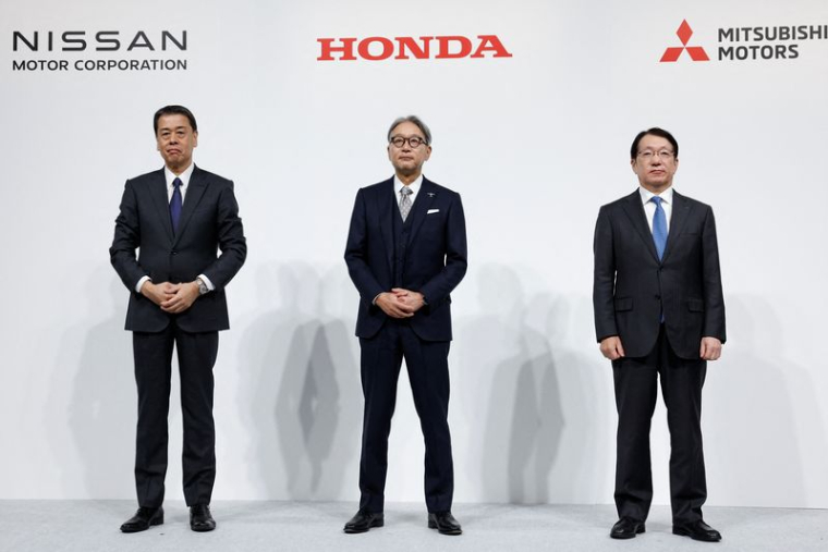 Honda, Nissan et Mitsubishi Motors tiennent une conférence de presse conjointe sur leurs discussions de fusion