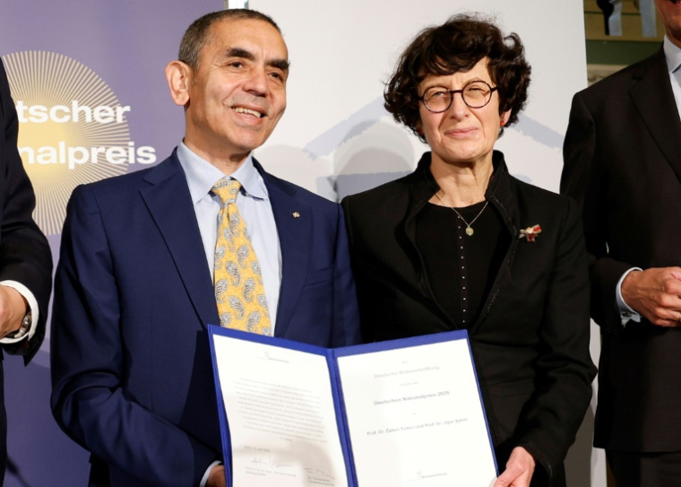 couple de chercheurs Özlem Türeci et Uğur Şahin, co-fondateurs de la start-up BioNTech, lors d'une remise de prix le 10 juin 2025 à Berlin ( AFP / Odd ANDERSEN )
