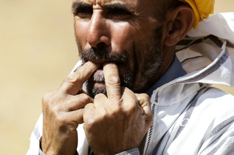 Un habitant du hameau d'Imzerri utilise la pratique ancienne du langage sifflé, permettant de communiquer à travers de vastes distances, le 19 août 2025 dans les montagnes de l'Atlas, au Maroc ( AFP / Abdel Majid BZIOUAT )