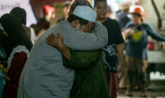 Des proches des écoliers disparus se réconfortent pendant que les opérations de recherche et de sauvetage se poursuivent à l'internat islamique Al Khoziny à Sidoarjo, dans la province de Java oriental, le 1er octobre 2025 ( AFP / Juni KRISWANTO )