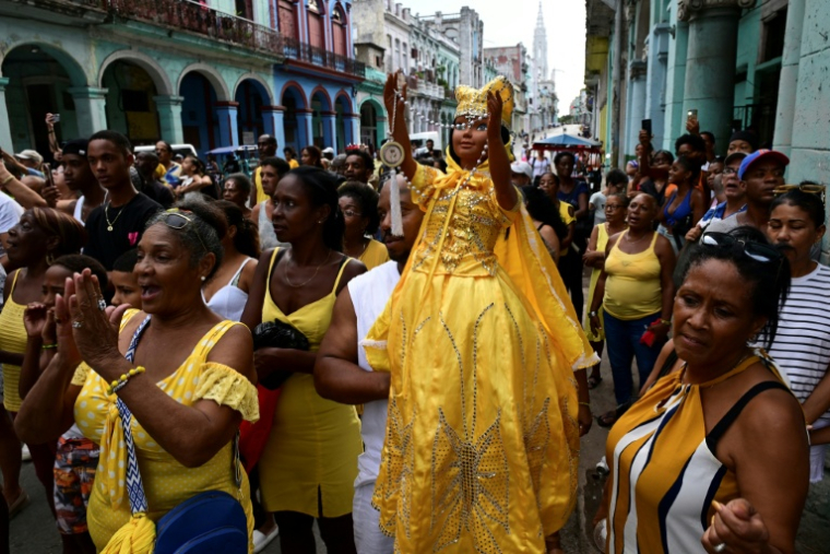 Des fidèles participent à une procession pour célébrer la Vierge de la Charité, Oshun dans la religion afro-cubaine, à La Havane, le 8 septembre 2026 ( AFP / YAMIL LAGE )