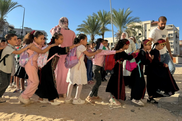 Des élèves de Gaza déplacés par la guerre se mettent en rang avant d'assister à un cours dans une école de Al-Arish, dans le nord de l'Egypte, le 1er octobre 2026  ( AFP / Amr AHMED )