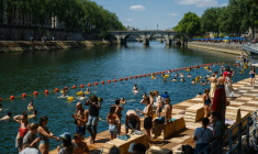 Des baigneurs dans la Seine, dans le centre de Paris, le 13 juillet 2025 ( AFP / Dimitar DILKOFF )
