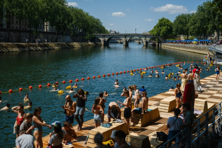 Des baigneurs dans la Seine, dans le centre de Paris, le 13 juillet 2025 ( AFP / Dimitar DILKOFF )