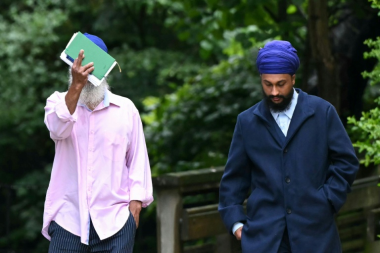 Moga Singh (g), le père de Vickrum Digwa, reconnu coupable le 1er juin du meurtre de l'étudiant Henry Nowak, et le frère de Vickrum, Gurpreet Digwa (d), arrivent au tribunal de Southampton, dans le sud de l'Angleterre, le 2 juin 2026 ( AFP / JUSTIN TALLIS )