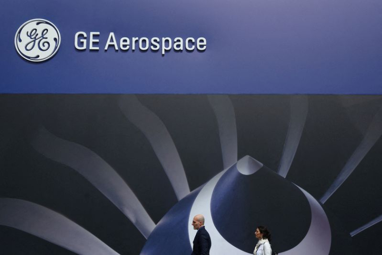 Le logo de GE Aerospace est visible au salon aéronautique international de Farnborough