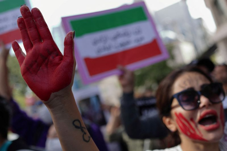 Manifestation contre le régime iranien à Istanbul suite à la mort en détention de la jeune Mahsa Amini