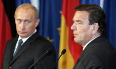 Vladimir Poutine et Gerhard Schröder, à Berlin, en 2005 ( AFP / YURI KADOBNOV )