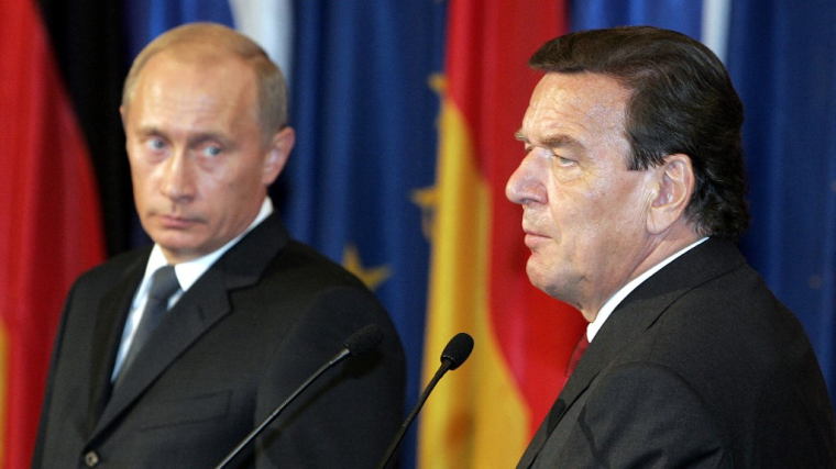Vladimir Poutine et Gerhard Schröder, à Berlin, en 2005 ( AFP / YURI KADOBNOV )