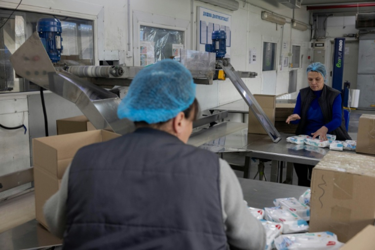 Des employés de Biosphere, à Dnipro, le 21 avril 2026 en Ukraine ( AFP / Tetiana DZHAFAROVA )