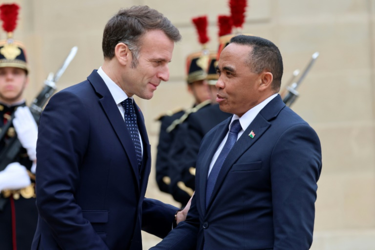 Le président français Emmanuel Macron accueille à l'Elysée le nouveau dirigeant malgache Michaël Randrianirina, à Paris le 24 février 2026 ( AFP / Ludovic MARIN )