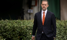 Le représentant américain au Commerce, Jamieson Greer walks marche vers l'aile Ouest de la Maison blanche à Washington, DC, le 1er août 2025 ( AFP / Jim WATSON )