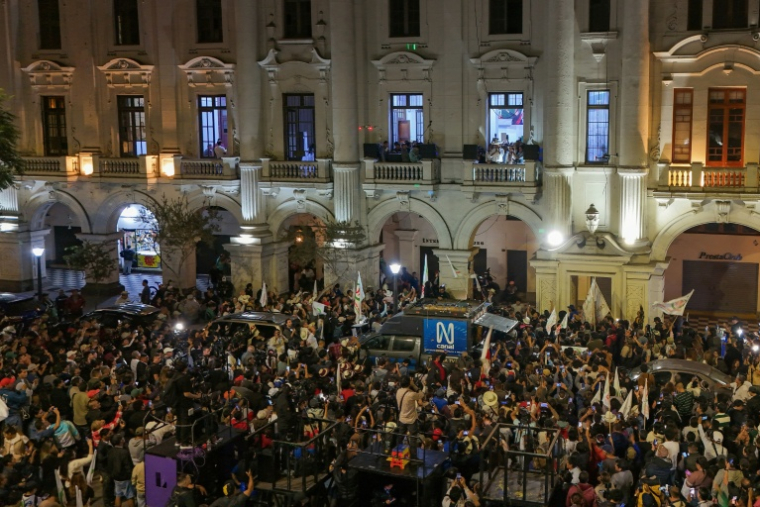 Roberto Sanchez, candidat à la présidence du parti Juntos por el Perú, prononçant un discours depuis un balcon, à Lima, le 7 juin 2026, au Pérou ( AFP / Connie FRANCE )
