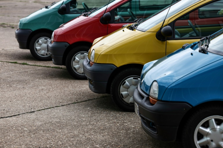 Voitures Renault Twingo à Chambley-Bussières (Meurthe-et-Moselle) en août 2023 ( AFP / SEBASTIEN BOZON )