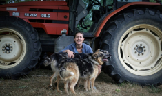 L'agricultrice Élodie Lac pose avec ses chiens dans sa ferme biologique à Cézac (Lot), le 19 août 2025 ( AFP / Valentine CHAPUIS )