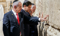 (De gauche à droite) Le Premier ministre israélien Benjamin Netanyahu, le secrétaire d'Etat américain Marco Rubio et l'ambassadeur des Etats-Unis en Israël, Mike Huckabee, visitent le Mur des Lamentations, dans la vieille ville de Jérusalem, le 14 septembre 2025 ( POOL / Nathan Howard )