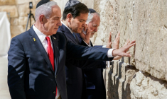 (De gauche à droite) Le Premier ministre israélien Benjamin Netanyahu, le secrétaire d'Etat américain Marco Rubio et l'ambassadeur des Etats-Unis en Israël, Mike Huckabee, visitent le Mur des Lamentations, dans la vieille ville de Jérusalem, le 14 septembre 2025 ( POOL / Nathan Howard )