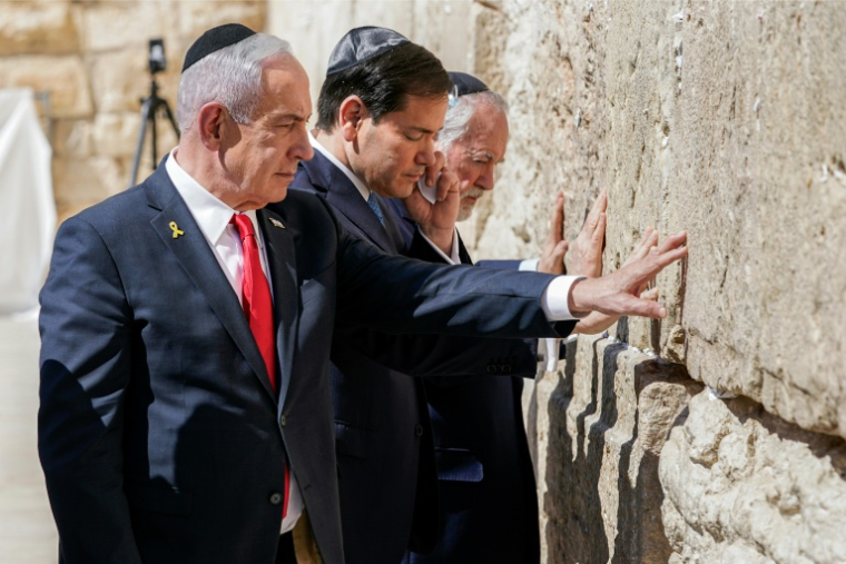 (De gauche à droite) Le Premier ministre israélien Benjamin Netanyahu, le secrétaire d'Etat américain Marco Rubio et l'ambassadeur des Etats-Unis en Israël, Mike Huckabee, visitent le Mur des Lamentations, dans la vieille ville de Jérusalem, le 14 septembre 2025 ( POOL / Nathan Howard )
