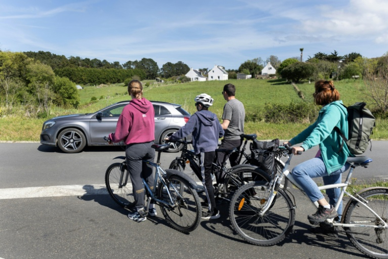 Sur une route de Belle-Île-en-Mer, dans le Morbihan, le 17 avril 2026 ( AFP / Fred TANNEAU )