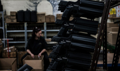 Des "flashballs" produits par Verney-Carron, en 2019.  ( AFP / JEFF PACHOUD )