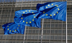 Des drapeaux de l'Union européenne devant le siège de la Commission européenne à Bruxelles