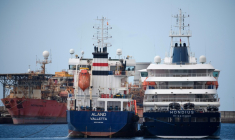 Le bateau de croisière MV Hondius,  battant pavillon néerlandais et touché par le hantavirus, ravitaillé en carburant par un pétrolier dans le port de Granadilla de Abona, sur l'île de Tenerife, dans l'archipel espagnol des Canaries, le 11 mai 2026 ( AFP / JORGE GUERRERO )