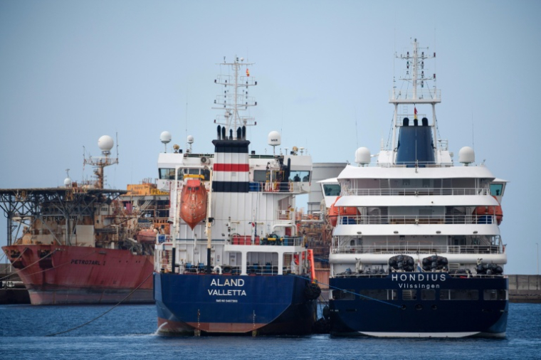 Le bateau de croisière MV Hondius,  battant pavillon néerlandais et touché par le hantavirus, ravitaillé en carburant par un pétrolier dans le port de Granadilla de Abona, sur l'île de Tenerife, dans l'archipel espagnol des Canaries, le 11 mai 2026 ( AFP / JORGE GUERRERO )