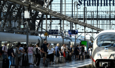 Des voyageurs devant un train sur un quai de la gare centrale de Francfort, dans l'ouest de l'Allemagne, le 24 juin  2026 ( AFP / Kirill KUDRYAVTSEV )
