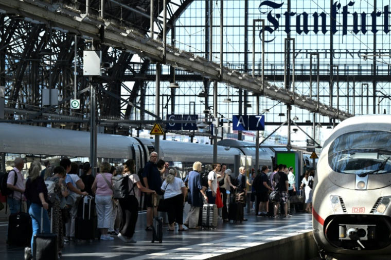 Des voyageurs devant un train sur un quai de la gare centrale de Francfort, dans l'ouest de l'Allemagne, le 24 juin  2026 ( AFP / Kirill KUDRYAVTSEV )