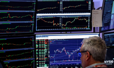 Les traders travaillent sur le parquet de la Bourse de New York