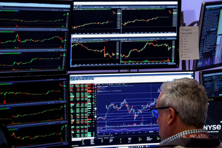 Les traders travaillent sur le parquet de la Bourse de New York