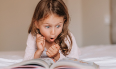 Dans un monde de plus en plus numérique, les enfants apprécient toujours de tourner les pages d’un livre. (crédit: Adobe Stock)