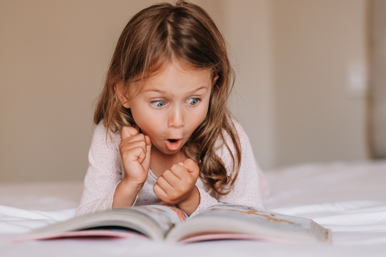 Dans un monde de plus en plus numérique, les enfants apprécient toujours de tourner les pages d’un livre. (crédit: Adobe Stock)