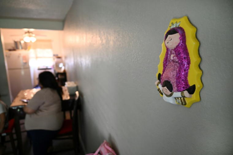 Martha, une sans-papiers mexicaine utilisant un pseudonyme, dans son appartement de Buena Park, près de Los Angeles, le 31 juillet 2025 ( AFP / Robyn Beck )