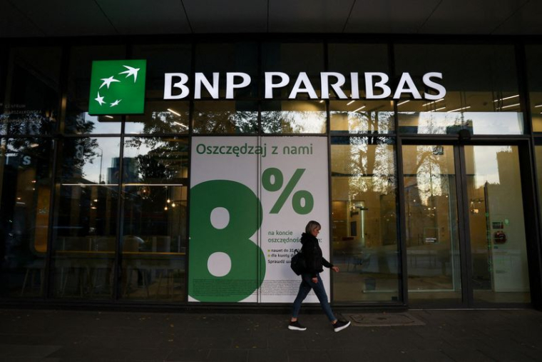 PHOTO D'ARCHIVE : Une femme passe devant une agence de BNP Paribas à Varsovie